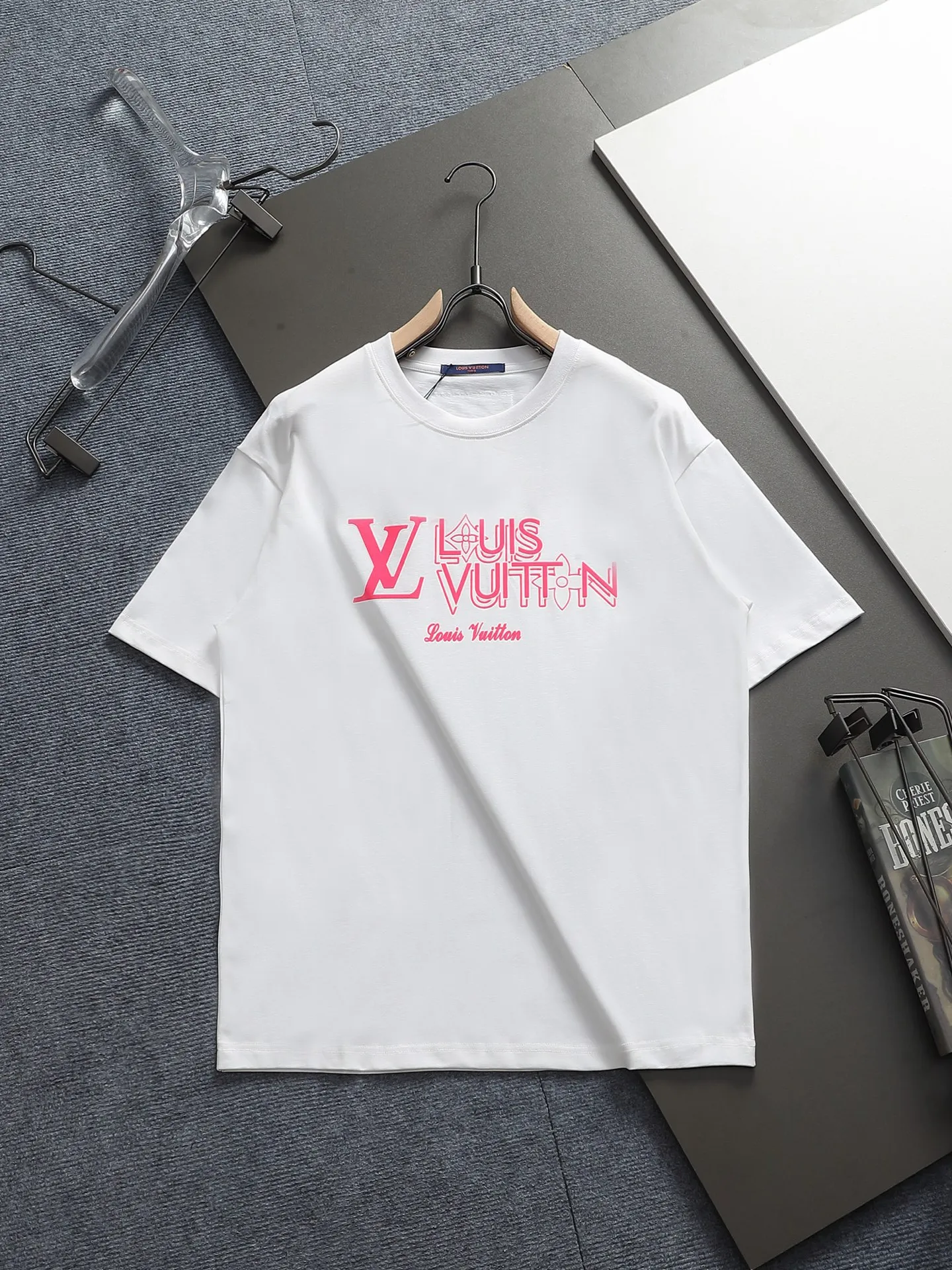 🅿️170 LV 25ss spring and summer printed short T series -1v Yayoi Kusama series pumpkin 🎃 pattern round neck short-sleeved T-shirt. Made of 32-count double yarn pure cotton 240g, washed at high temperature, will not shrink or fade. Comfortable to the touch, super texture❤️ Back-stitched cuff design, yellow back-mark embellishment, and a full set of accessories. A must-have for trendy men and trendy women, the classic drop-shoulder slightly wide version is available exclusively from stock!         ⚠️Only make high quality products, reject junk goods!  -Color: White Black -Size: XS S M L -Crowd: Unisex
